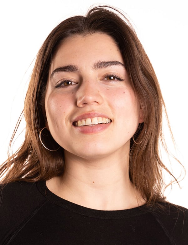 Vrouwelijk model met bruin haar marijne