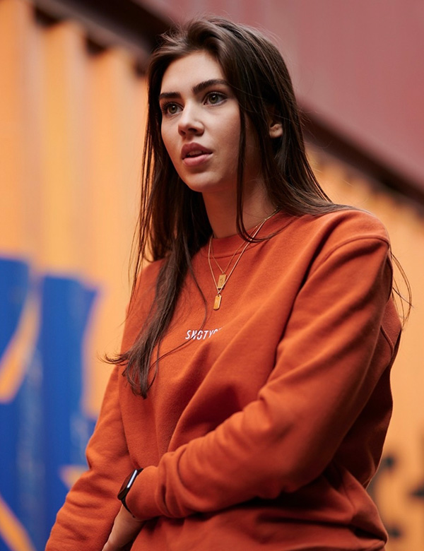 Vrouwelijk model bruin haar Merel K.