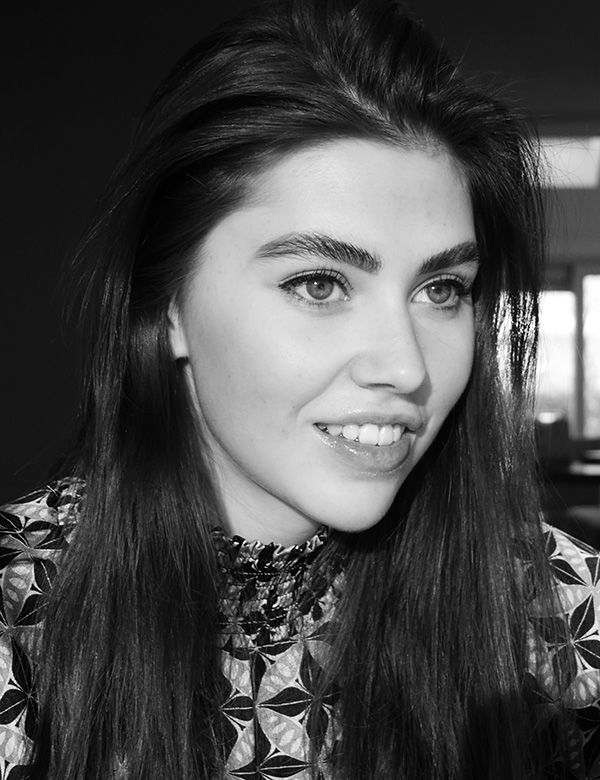 Vrouwelijk model bruin haar Merel K.