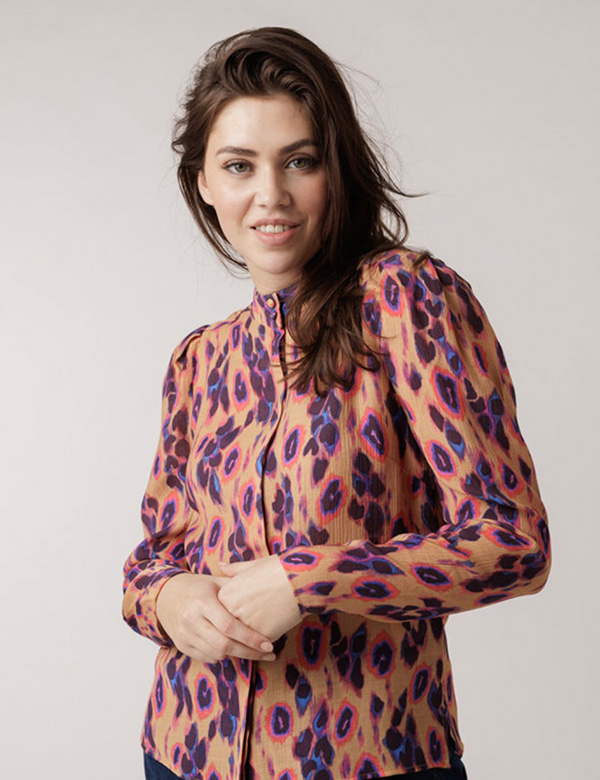Vrouwelijk model bruin haar Merel K.