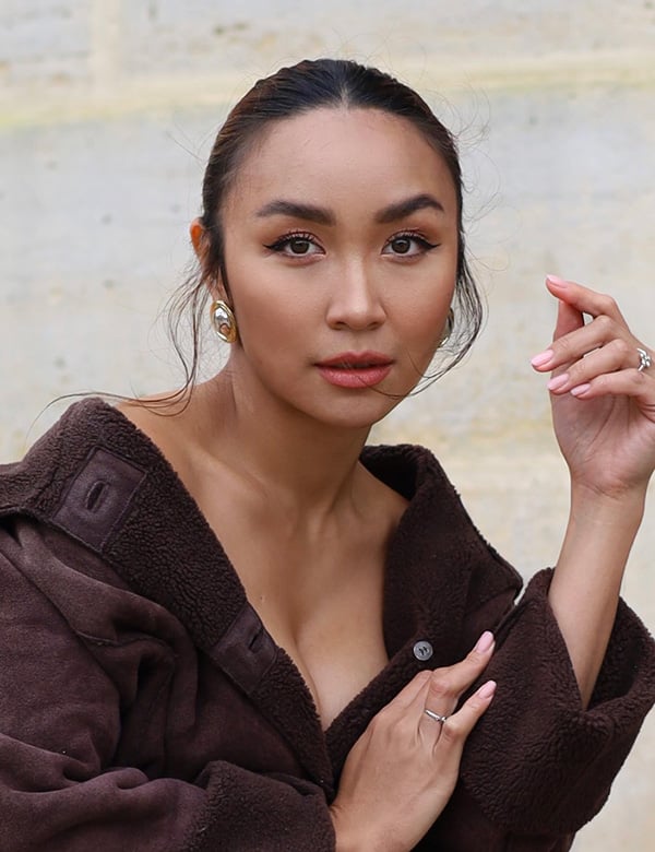 Vrouwelijk model met bruin haar Suci