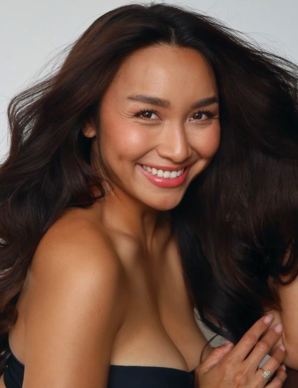 vrouwelijk model met lang, donker haar Suci.
