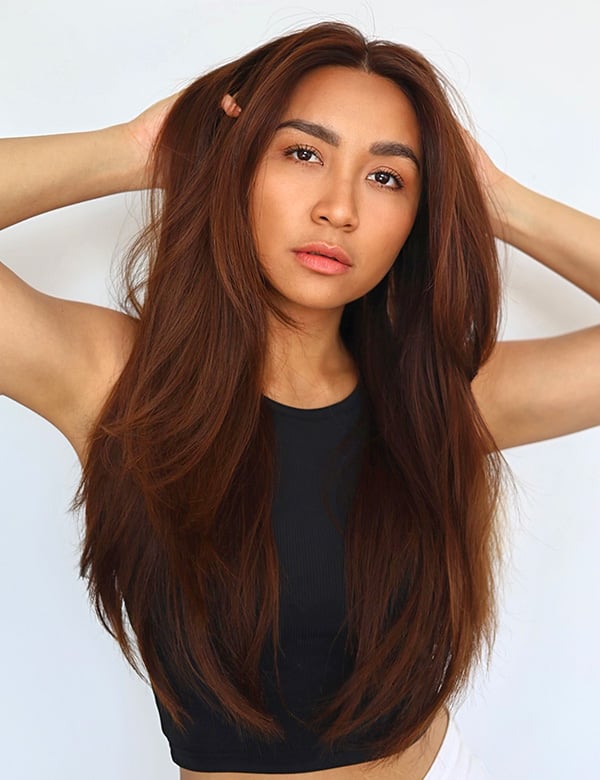 Vrouwelijk model bruin haar Suci