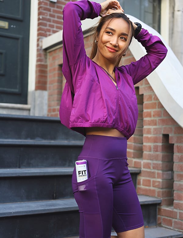 Vrouwelijk model met bruin haar Suci