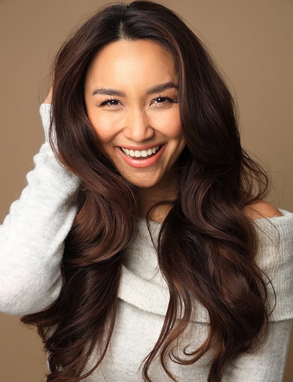 Vrouwelijk model met bruin haar Suci