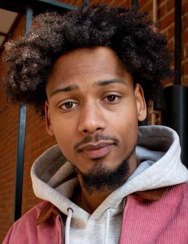 Mannelijk model krullend haar Tyreece