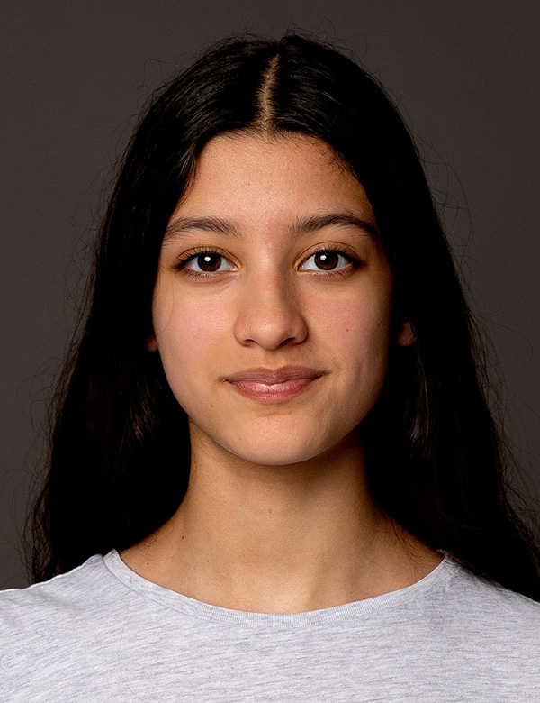 Tienermodel met lang bruin haar Valentina