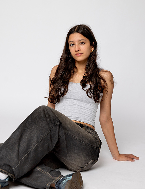 Tienermodel met lang bruin haar Valentina