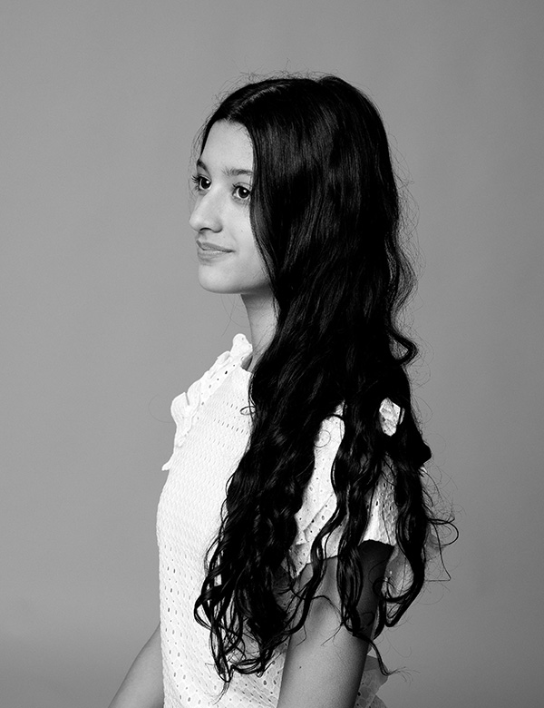 Tienermodel met lang bruin haar Valentina