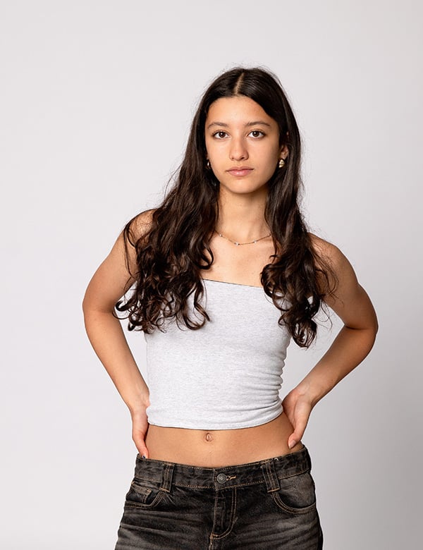 Tienermodel met lang bruin haar Valentina