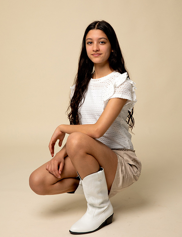 Tienermodel met lang bruin haar Valentina