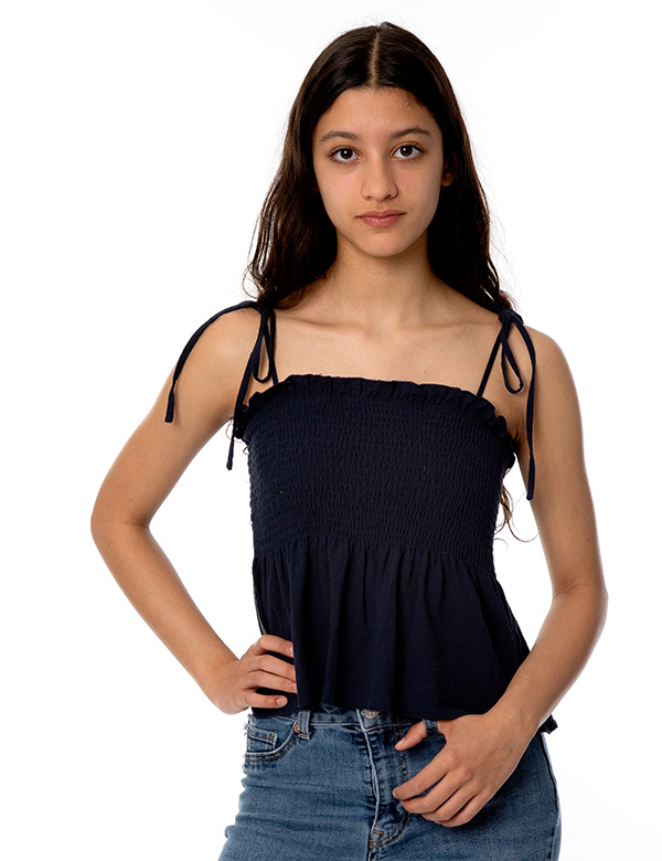 Tienermodel met lang bruin haar Valentina