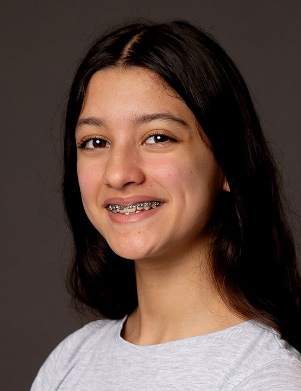 Tienermodel met lang bruin haar valentina