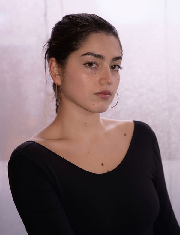 Vrouwelijk model met bruin haar Marijne