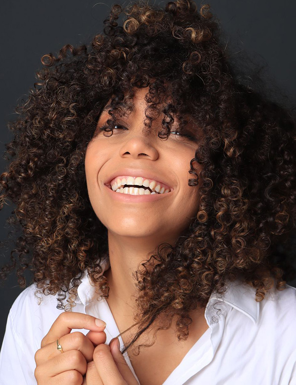 Vrouwelijk model krullend haar Ana Paola