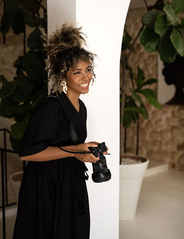 Vrouwelijk model krullend haar Ana Paola
