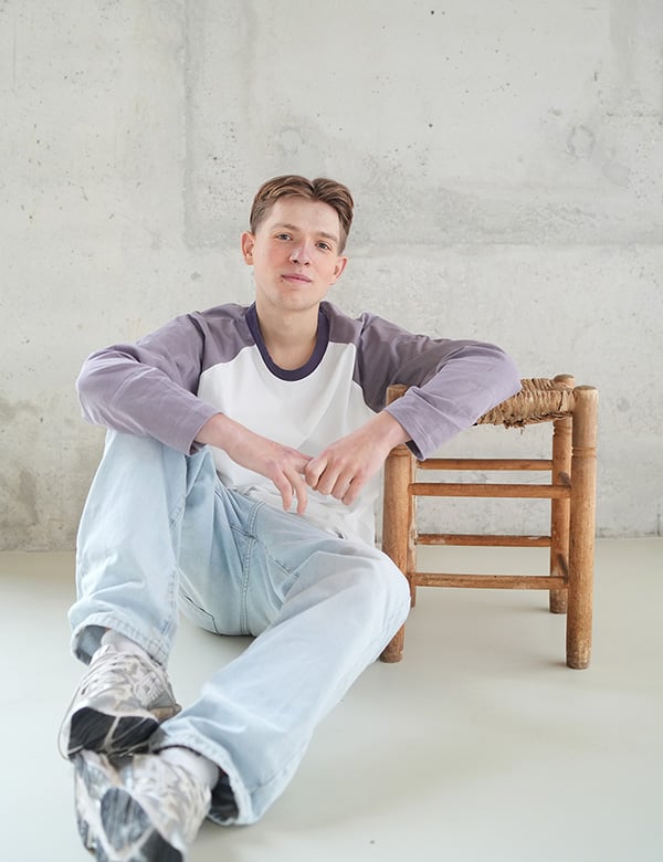 Mannelijk model met bruin haar Brent Ij.