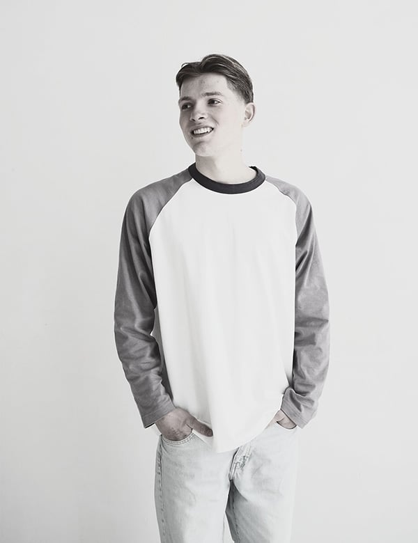 Mannelijk model met bruin haar Brent Ij.