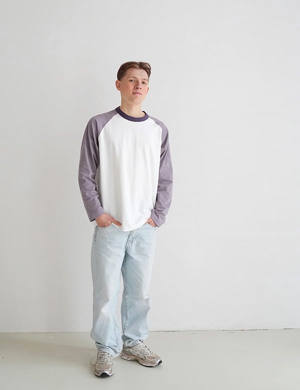 Mannelijk model met bruin haar Brent Ij.