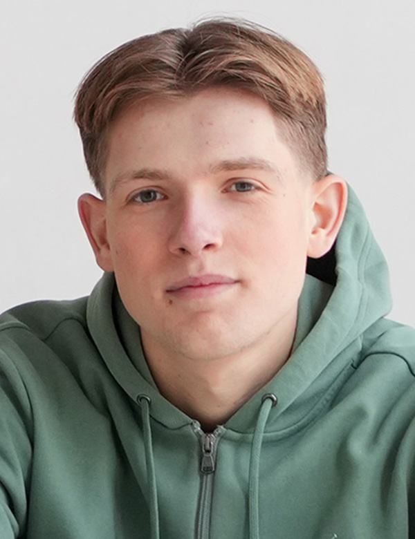 Mannelijk model met bruin haar brent ij.