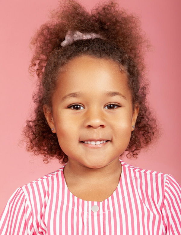Kindermodel bruin krullend haar malika