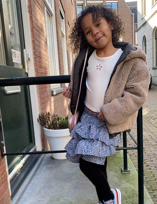 Kindermodel bruin krullend haar Malika