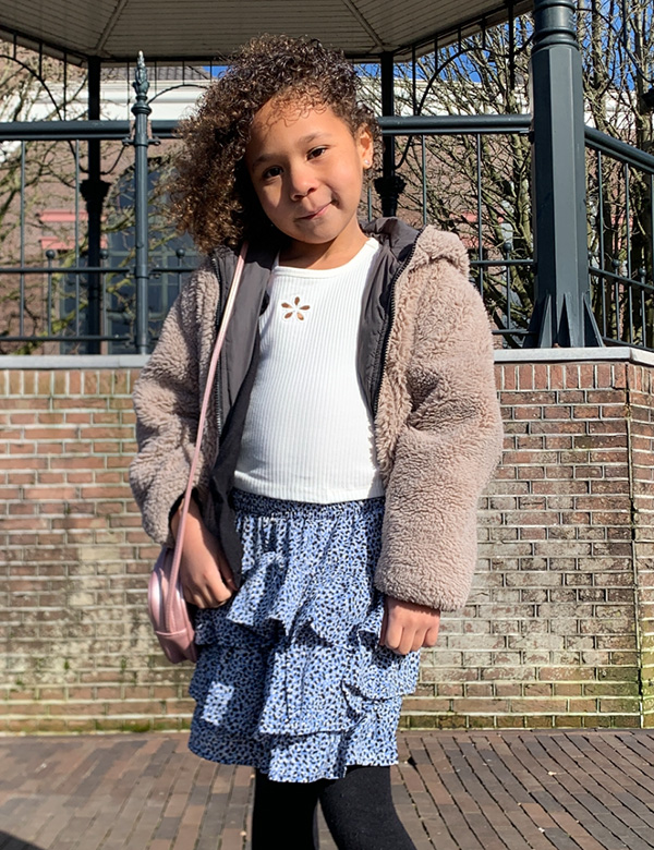 Kindermodel bruin krullend haar Malika