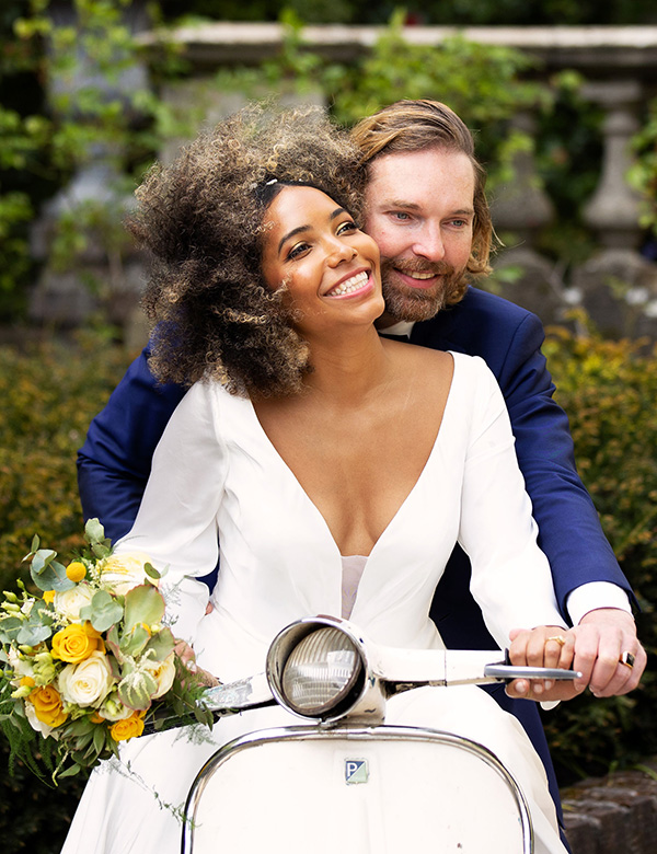 Vrouwelijk model krullend haar Ana Paola