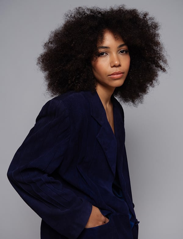 Vrouwelijk model mt lang kroes haar Paola S.