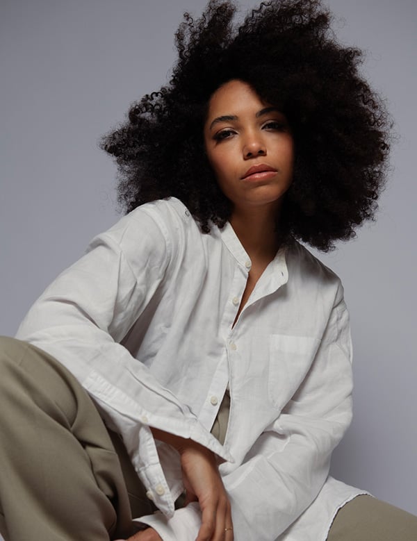 Vrouwelijk model mt lang kroes haar Paola S.