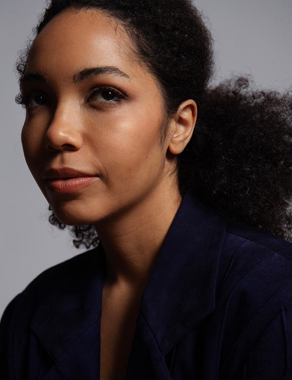 Vrouwelijk model mt lang kroes haar Paola S.