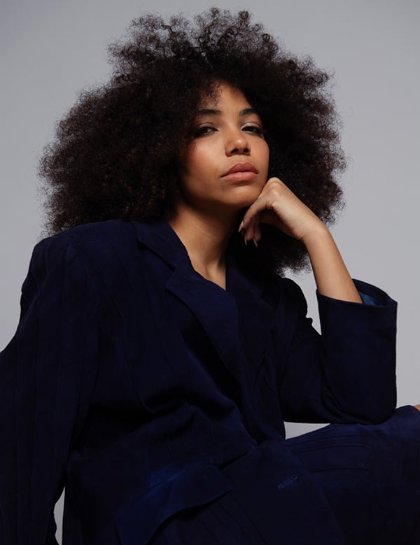 Vrouwelijk model mt lang kroes haar Paola S.
