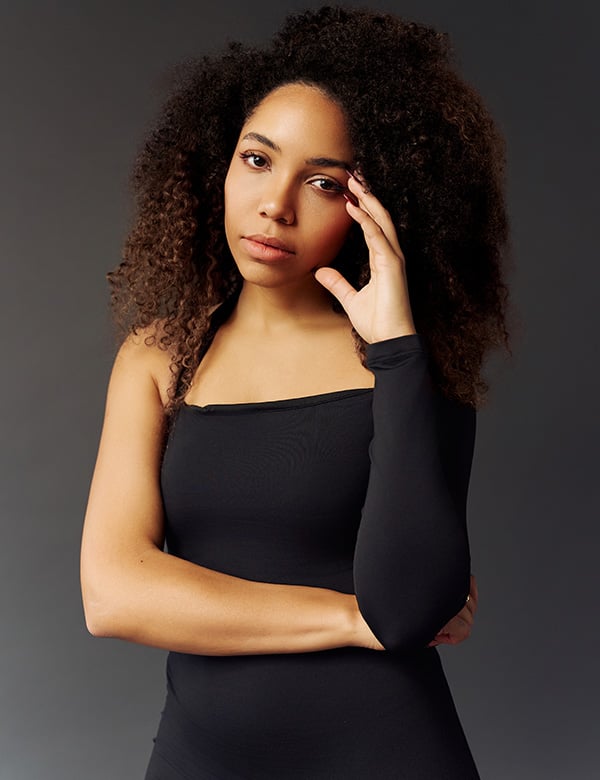 Vrouwelijk model met bruine krullen