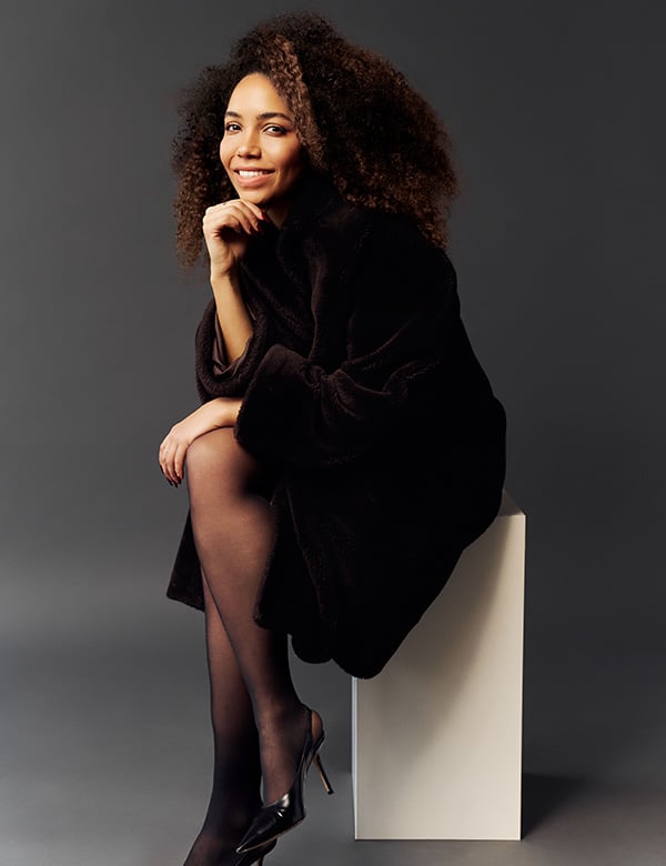 Vrouwelijk model met bruine krullen