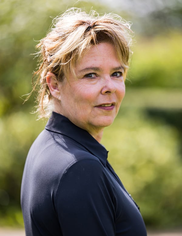 Vrouwelijk model met donkerblond haar Sandra F.