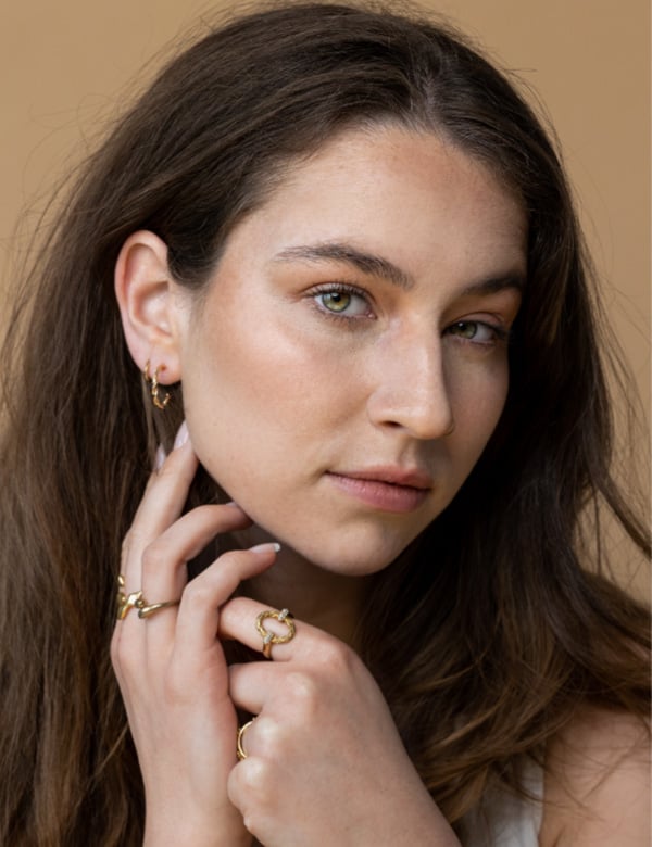 Vrouwelijk model bruin haar sunai