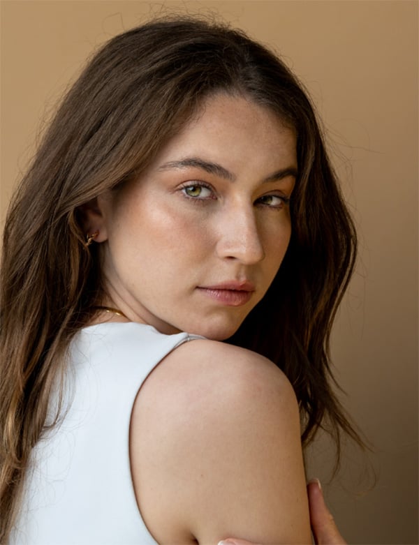 Vrouwelijk model bruin haar Sunai