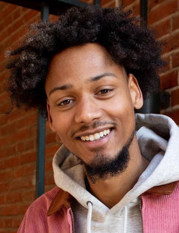 Mannelijk model met zwart haar tyreece