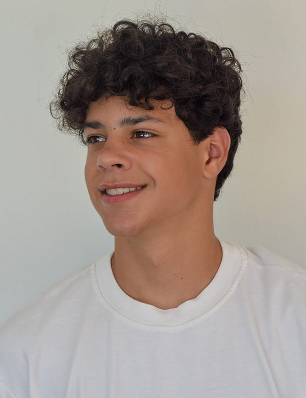 Tiener model donker haar Valentijn Be.