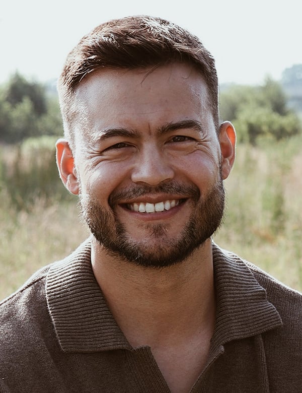 Mannelijk model met zwart haar andy y.