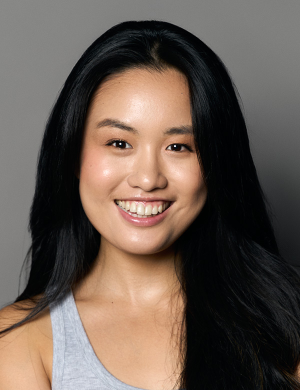 Vrouwelijk model met lang zwart haar anna r