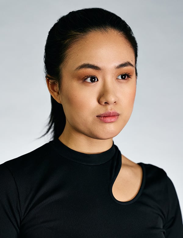 Vrouwelijk model met lang zwart haar Anna R.