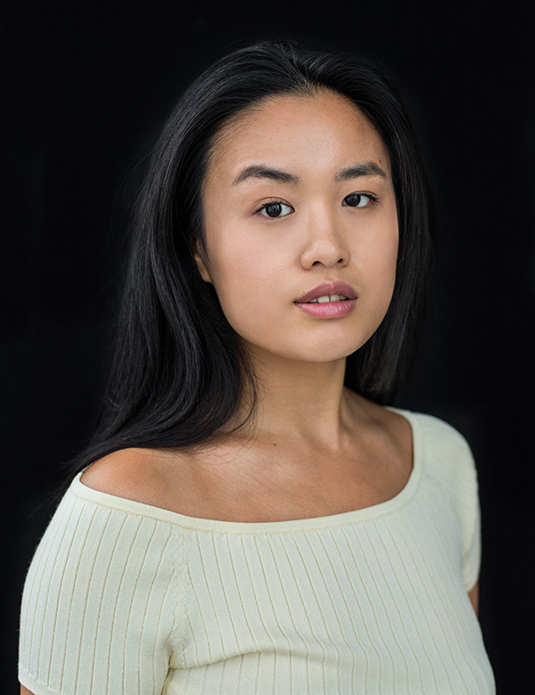 Vrouwelijk model met lang zwart haar Anna R