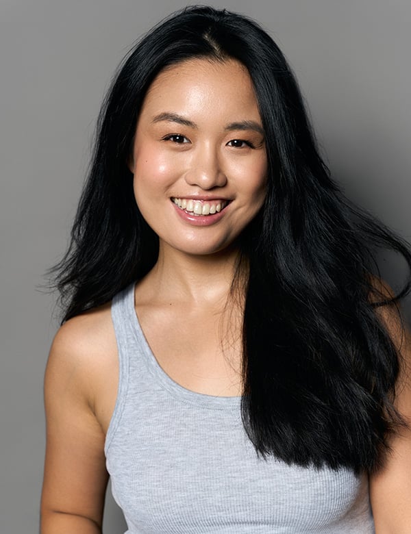 Vrouwelijk model met lang zwart haar Anna R