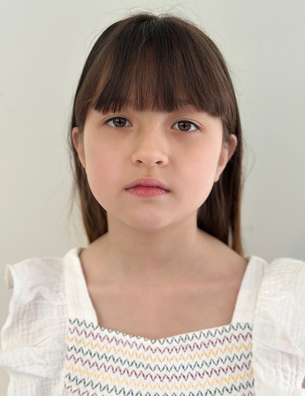 meisjes kindermodel met donker haar en een pony Chloe O.