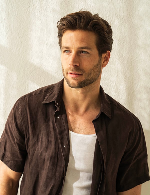 mannelijk model met donkerblond haar Demian O.