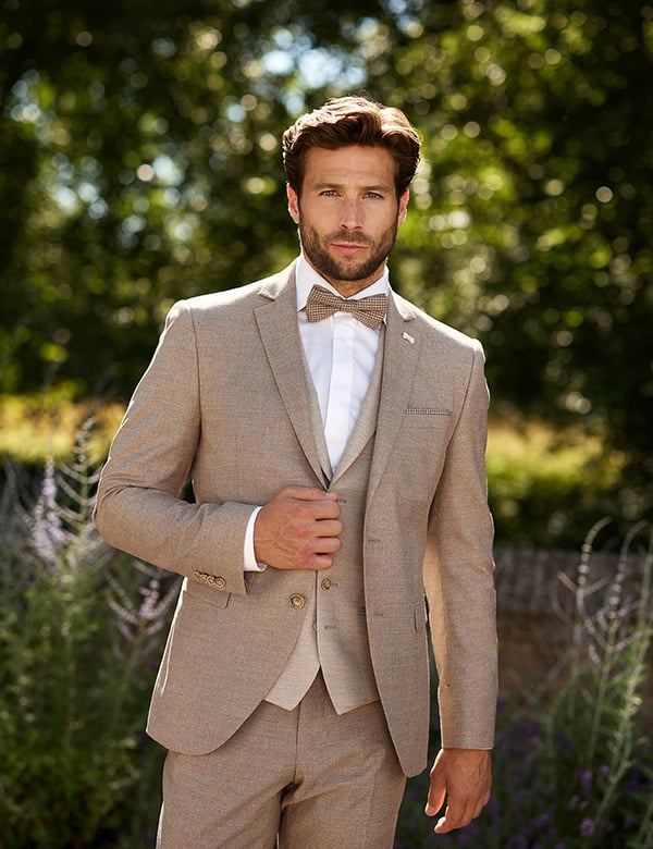 mannelijk model met donkerblond haar Demian O.