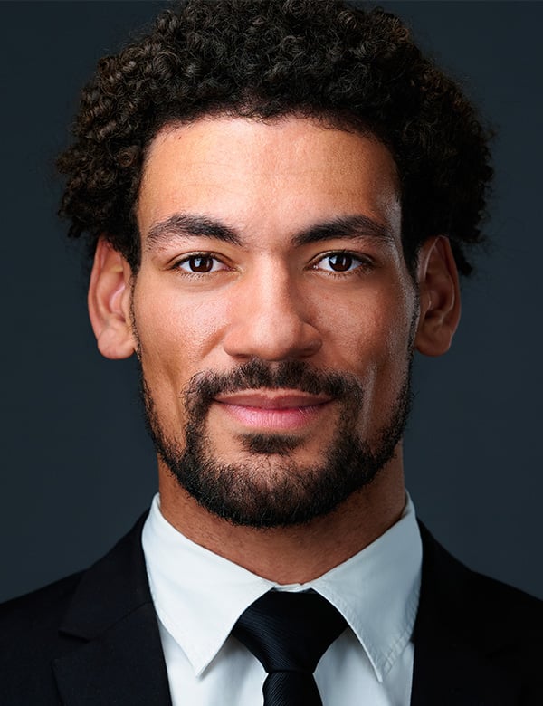 Mannelijk model met zwart haar denzel n.