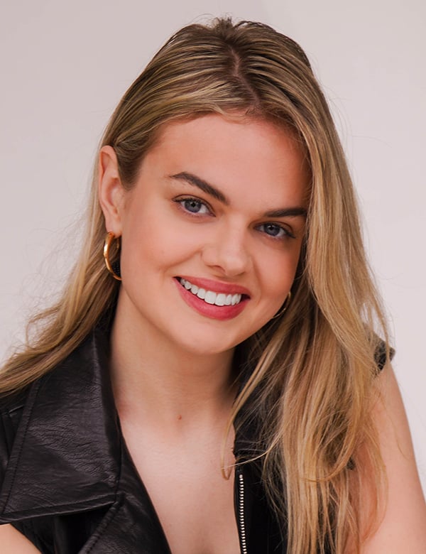 Vrouwelijk model blond haar fabienne