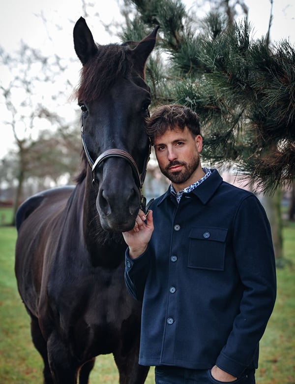 Mannelijk model met bruin haar Hessel